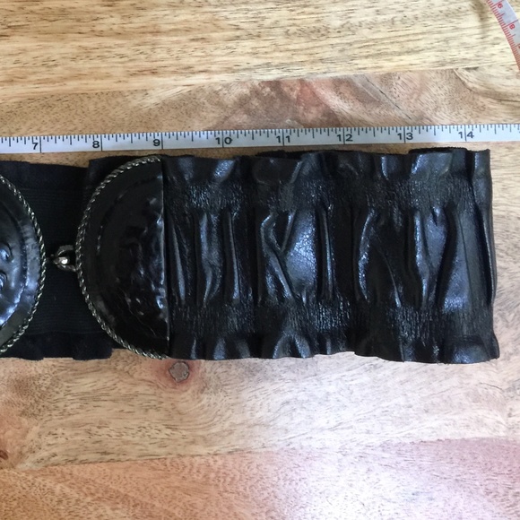 Black ruffled stretch belt with metal hook and loop buckle - Picture 6 of 8